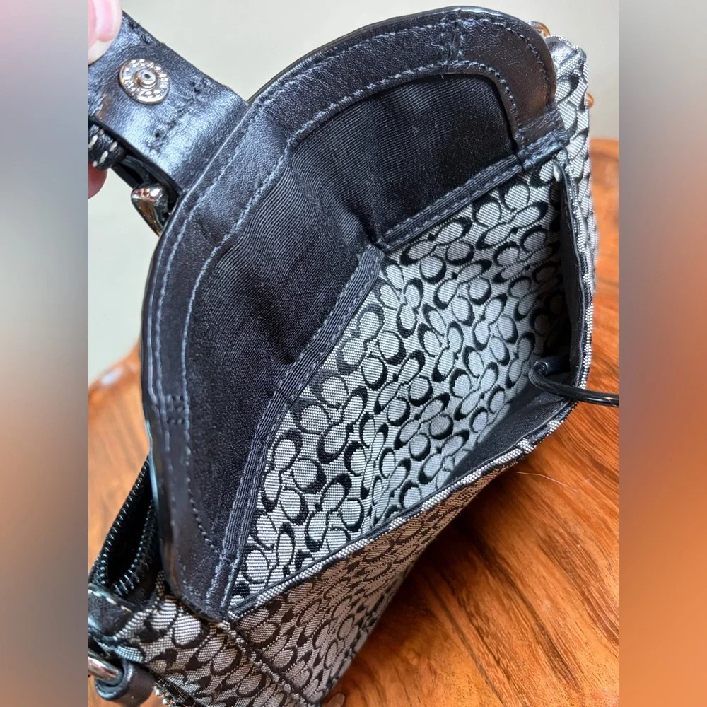 Vintage COACH Signature Soho Black and White Wristlet Clutch EUC